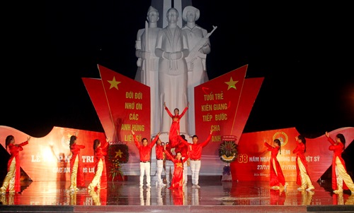 Tiết mục ca múa do Đội tuyên truyền ca khúc cách mạng Tỉnh đoàn biểu diễn